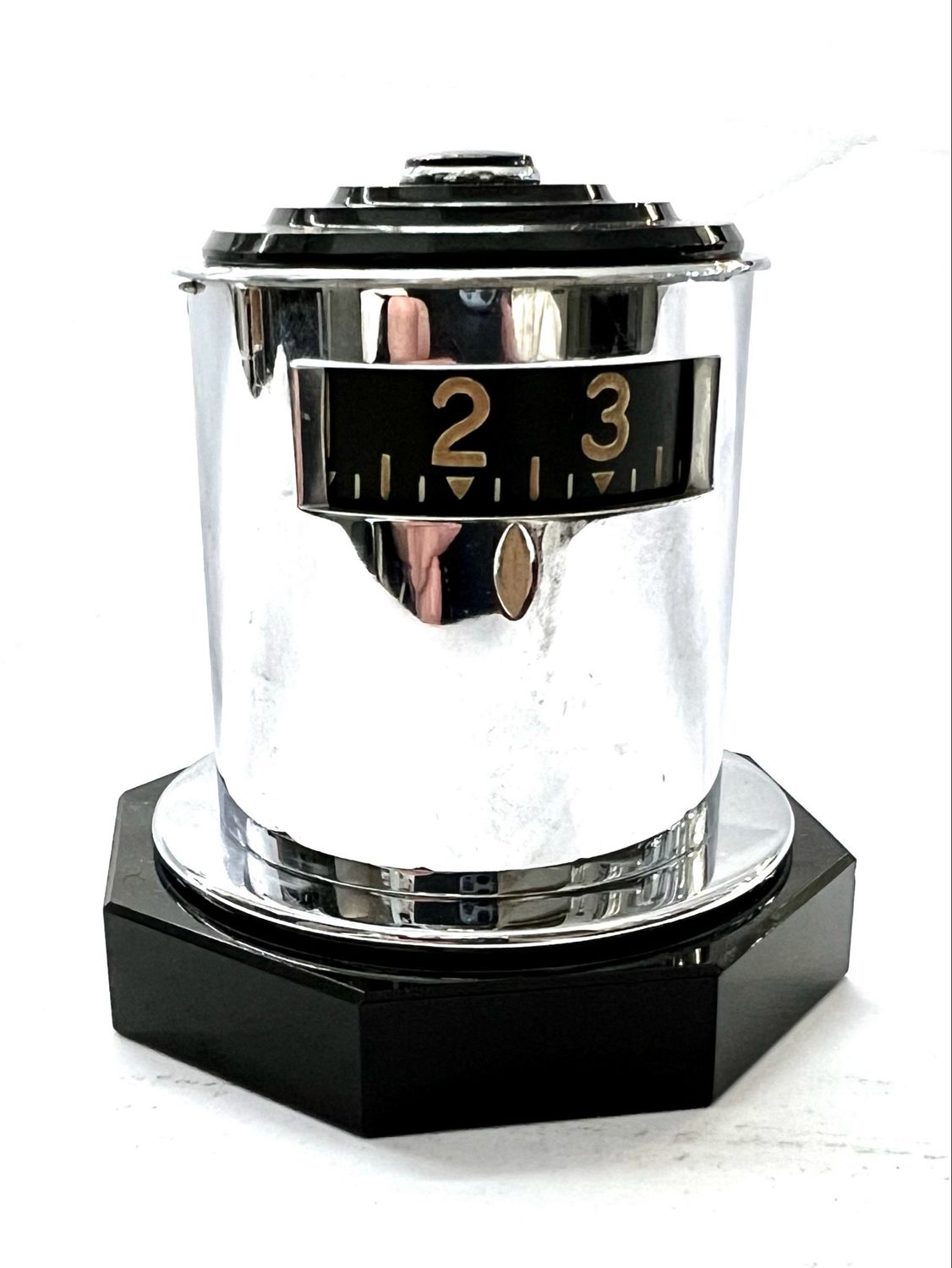 Jaeger Tischuhr Seltenheit Art Deco mechanisches 8 Tage Uhrwerk digitale Anzeige auf 2 Seiten für Partner verchromtes Metallgehäuse mit schwarzem Glassockel und oberer Abschluss Jaeger LeCoultre
