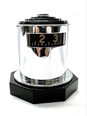 Jaeger Tischuhr Seltenheit Art Deco mechanisches 8 Tage Uhrwerk digitale Anzeige auf 2 Seiten für Partner verchromtes Metallgehäuse mit schwarzem Glassockel und oberer Abschluss Jaeger LeCoultre