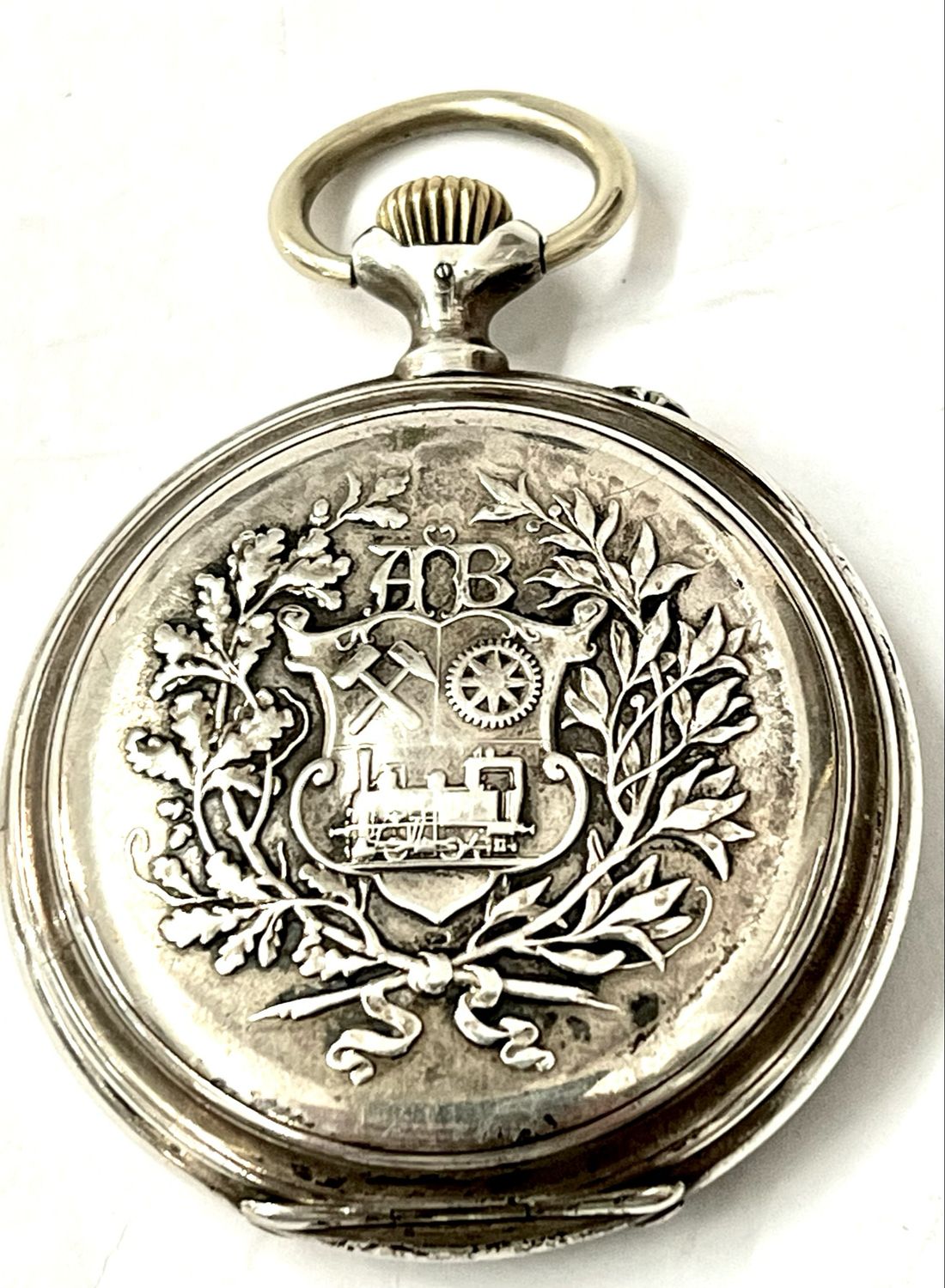 Taschenuhr der Marke „IWC“ Schweiz, Emaille Zifferblatt ,Silber Gehäuse mit aufwendiger Applikation der Borsig Werke mit Eisenbahn um 1915 Geschenk zum 25 jährigen Jubiläum 