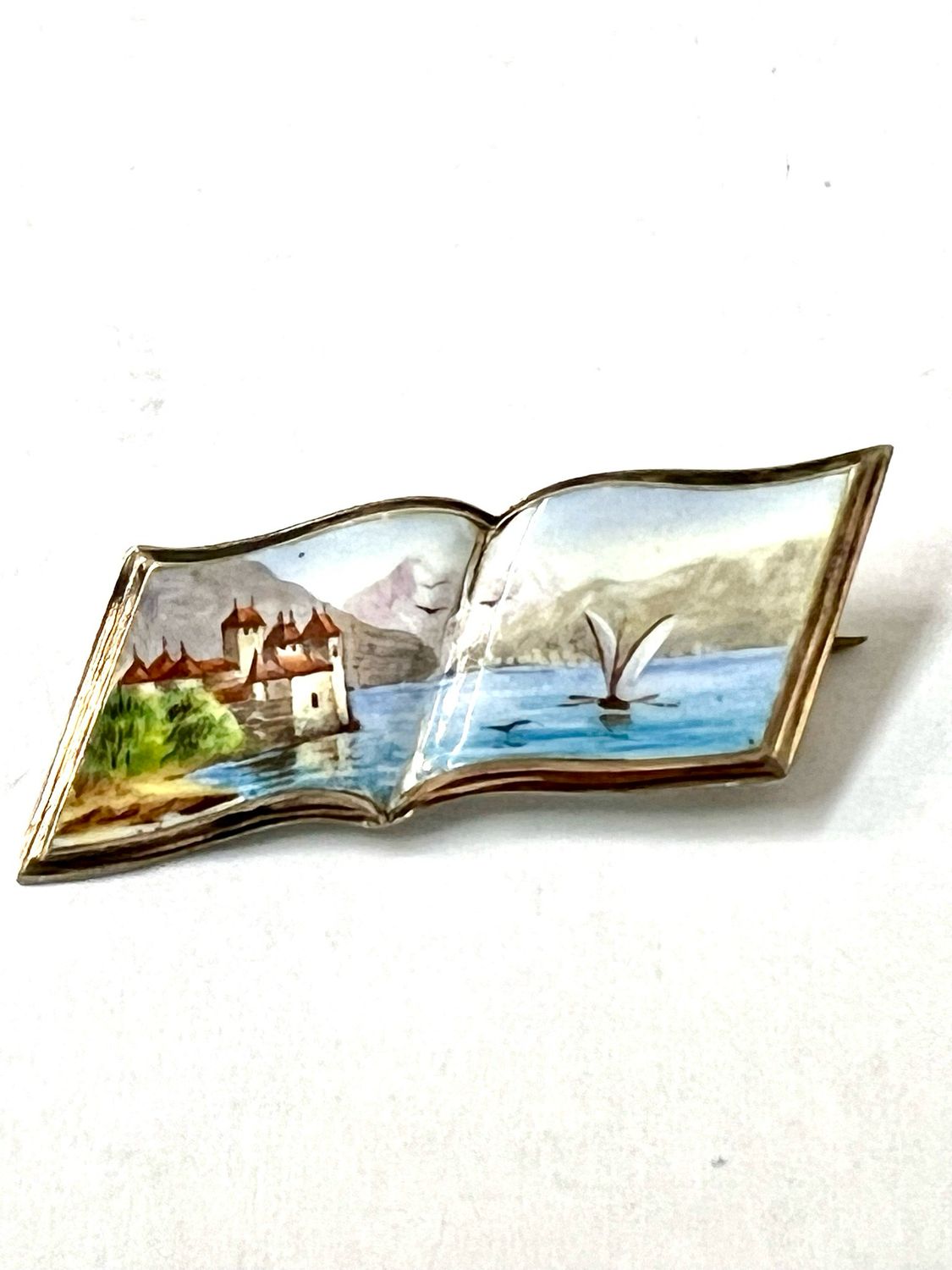 Brosche Silber Email in der Form eines aufgeschlagenen Buches Schweiz um 1890 mit Ansicht von Schloss Oberhofen am Thunersee Kanton Bern 