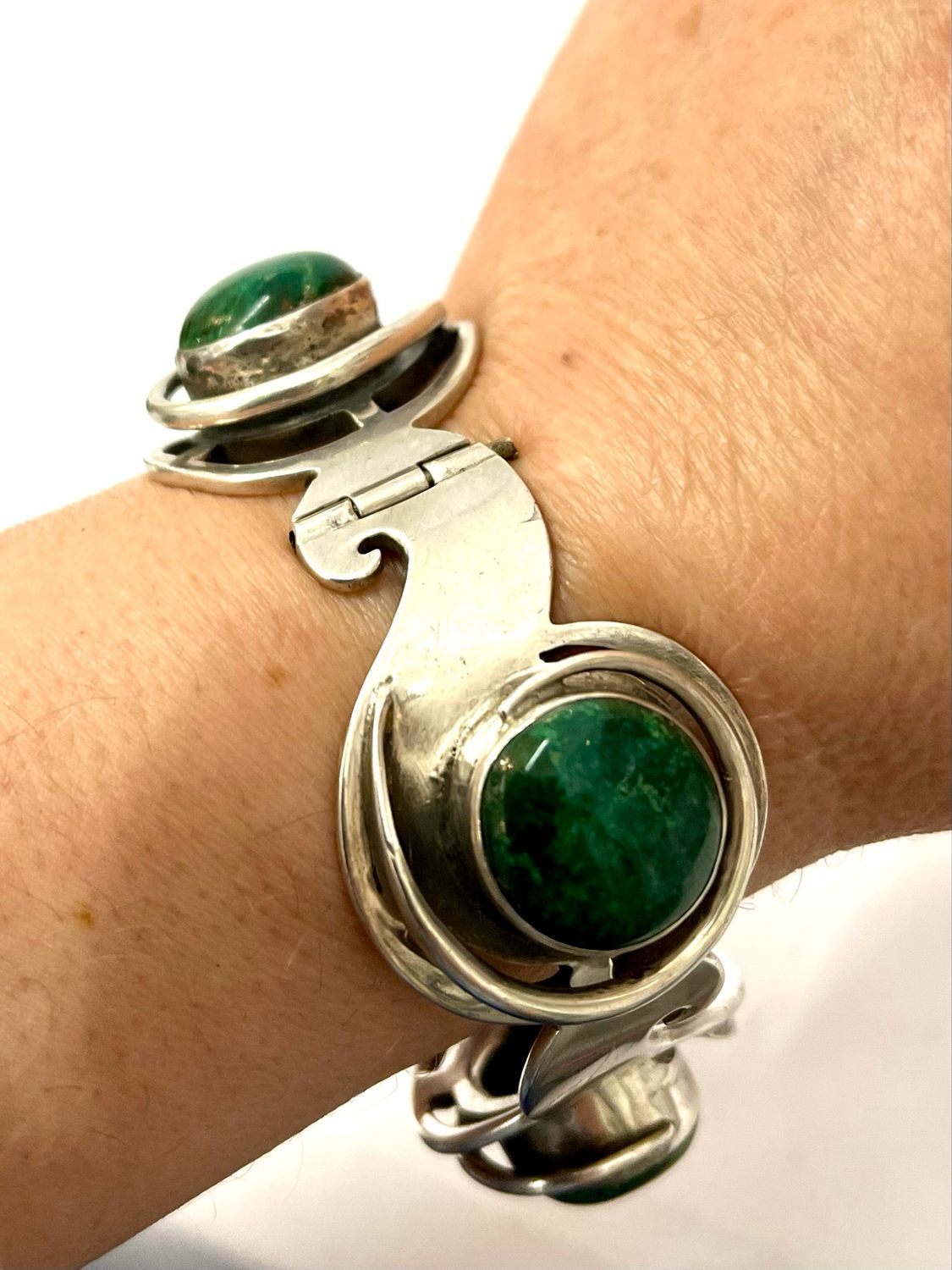 Armband Armreif 925 Sterling Silber mit grossen Jaspis Cabochons  Taxco Mexico signiert „ Los Ballesteros“ mit Adlerpunze , außergewöhnliches Design , breit , schwer, schwungvoll 