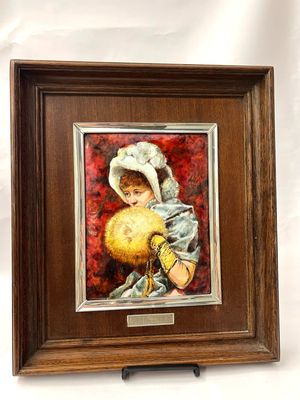 Emaille Bild von F. Masriera L’ Hiver , im 925 Silber Rahmen gefasst , der in einem Holzrahmen sitzt , Limoges , Jugendstil,  eine Frau um 1900 mit Muff im Winter 
