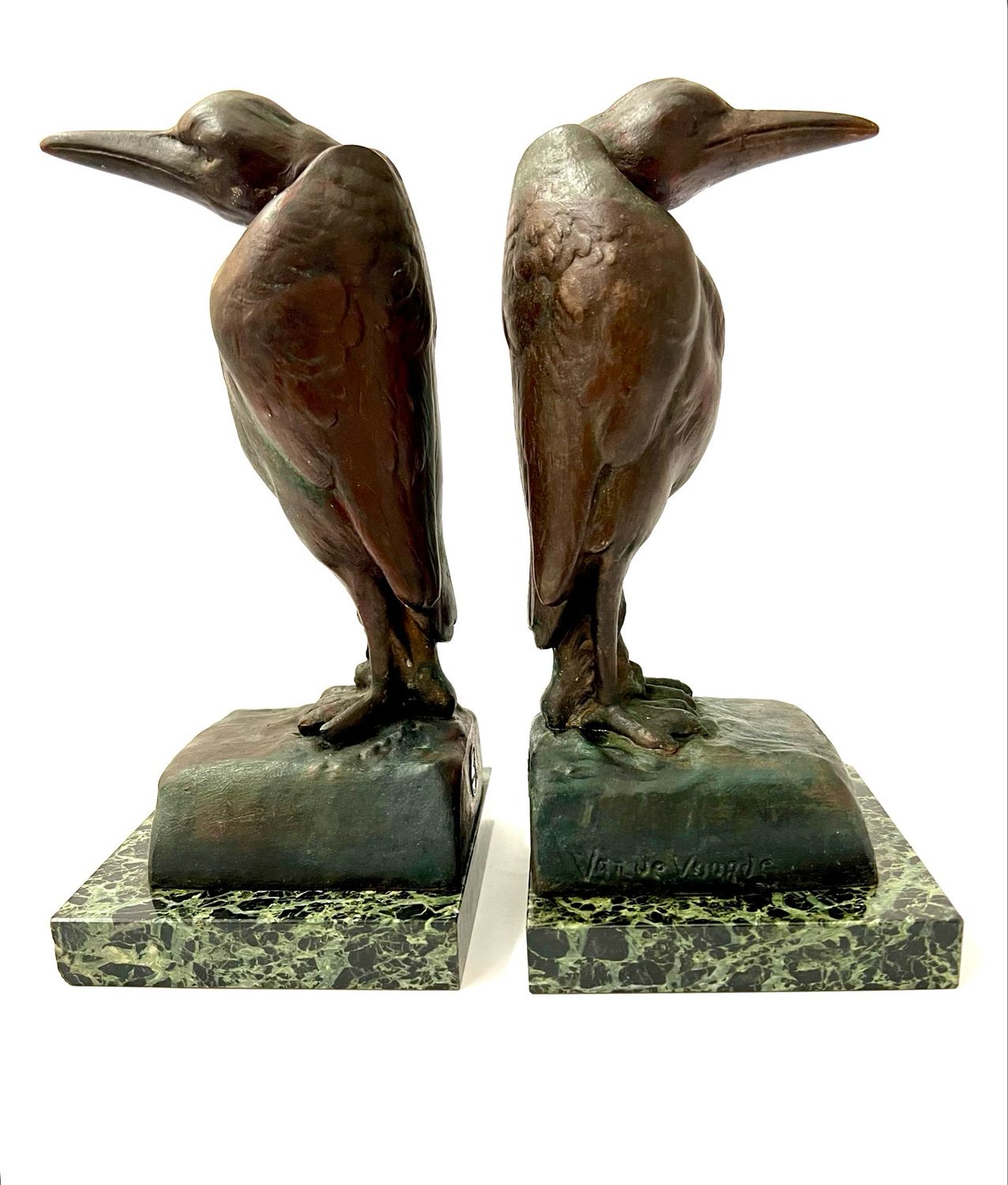 Paar Buchstützen Bücherstützen, signiert „Van de Voorde“ bronziertes Metal Art Deco um 1925 , Marabou