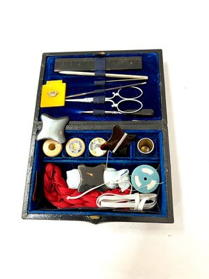 Reise Nähetui in einem schwarzen Leder Kästchen dekoriert mit gräflicher Krone mit verschiedenen Nähutensilien ,Silber Fingerhut , Silber Bleistift, um 1870 verkauft durch ………. Paris 