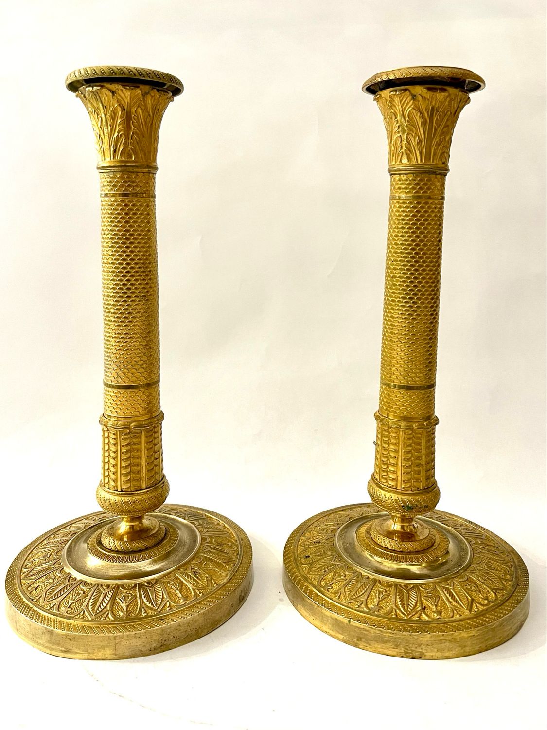 Paar feuervergoldete Bronze Kerzenleuchter Empire fein ziseliert um 1810 Säulen im ägyptischen Stil dekoriert mit Palmen- und Akantusblättern , Blattwerk in Anlehnung an Napoleons Ägypten Expedition 