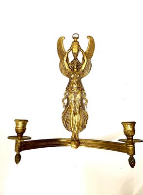 Wandleuchter für 2 Kerzen , Empire Stil Bronze vergoldet , geflügelte , figürliche Darstellung , Engel , wahrscheinlich Anfang 20.Jahrhundert
