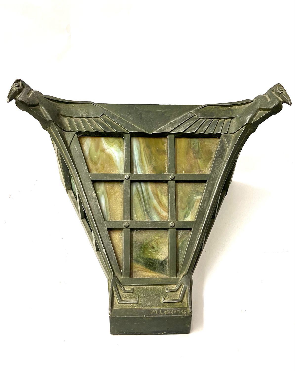Max Le Verrier imposante seltene Wandlampe Art Deco um 1930 mit Marabous an den Ecken, im Metropolis Stil  , geometrisch , futuristisch, eckig, grün patiniertes Metall mit marmoriertem Glas