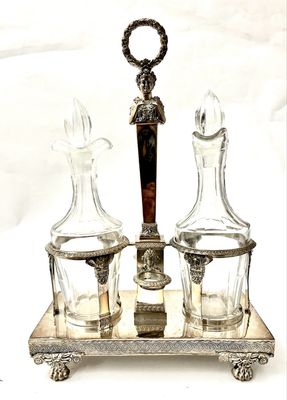 Menage aus massivem Silber mit 2 originalen Flaschen mit Stöpseln (Ablage auf der vorgesehenen Ringen)für z.B. Essig und Öl um 1800 Frankreich mit römischen Elementen 
