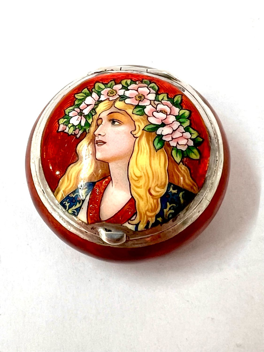 Silber Emaille Dose mit Jugendstil junges Mädchen mit Blüten Haarschmuck , Wien um 1900 , Stil Josef Marie Auchentaller 