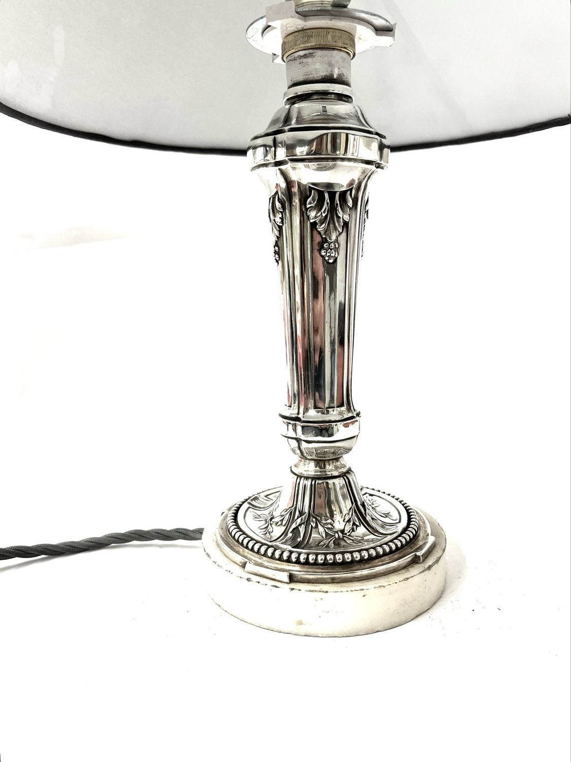 950 silver lamp base France around 1900 marble base, stylized wine motif, pearl rim, raised leaf motif, Art Nouveau