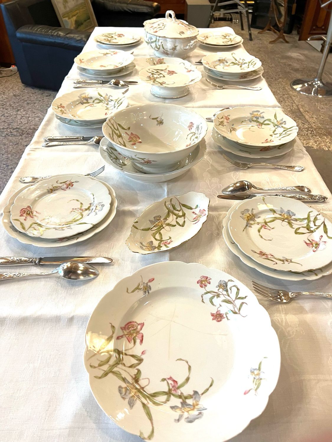 Limoges Dinner Service Jugendstil um  1900 , feines Lilien Dekor , handbemalt , 50 Teile für ca.12Personen , sehr elegant,  M.Redon, Marny &amp; Kiooni