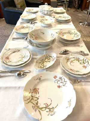 Limoges Dinner Service Jugendstil um  1900 , feines Lilien Dekor , handbemalt , 50 Teile für ca.12Personen , sehr elegant,  M.Redon, Marny &amp; Kiooni