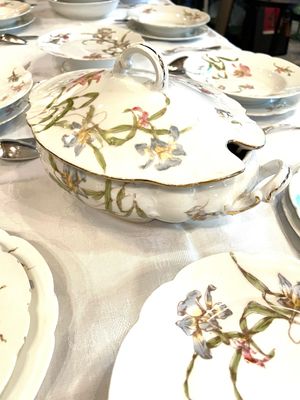 Limoges porcelain dinner service Art Nouveau around 1900, fine lily decoration, hand-painted, 50 pieces for approx. 12 people, very elegant, M. Redon, Marny &amp; Kiooni 