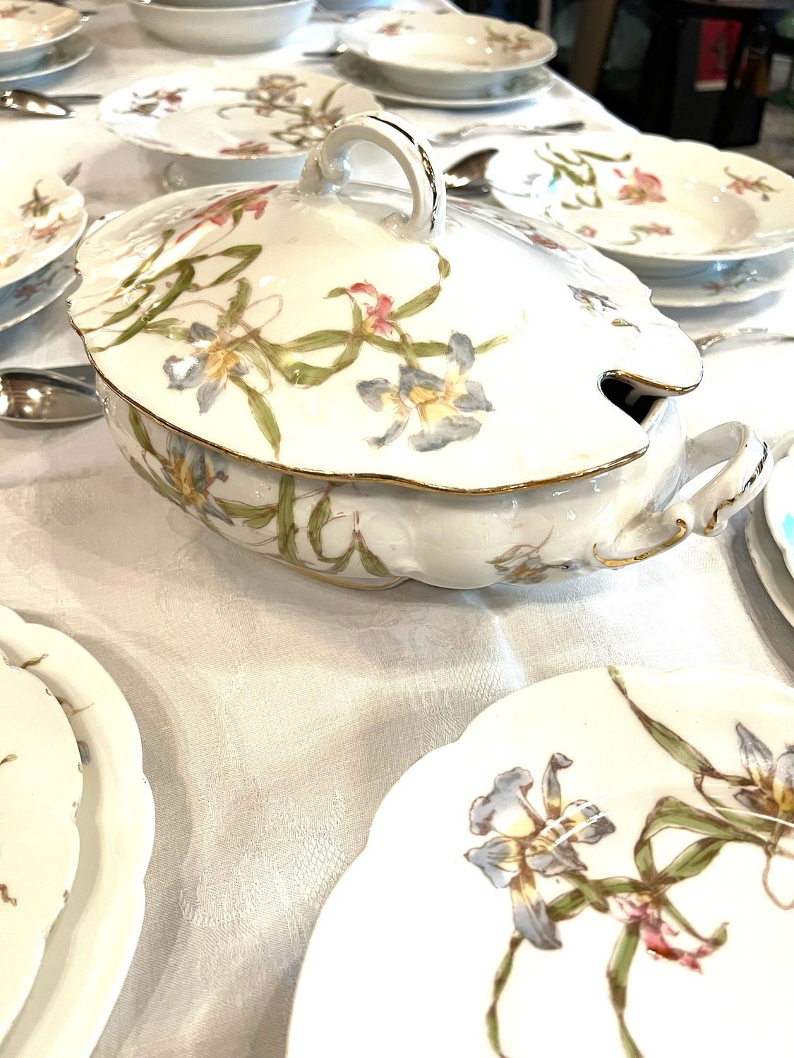 Limoges porcelain dinner service Art Nouveau around 1900, fine lily decoration, hand-painted, 50 pieces for approx. 12 people, very elegant, M. Redon, Marny &amp; Kiooni 