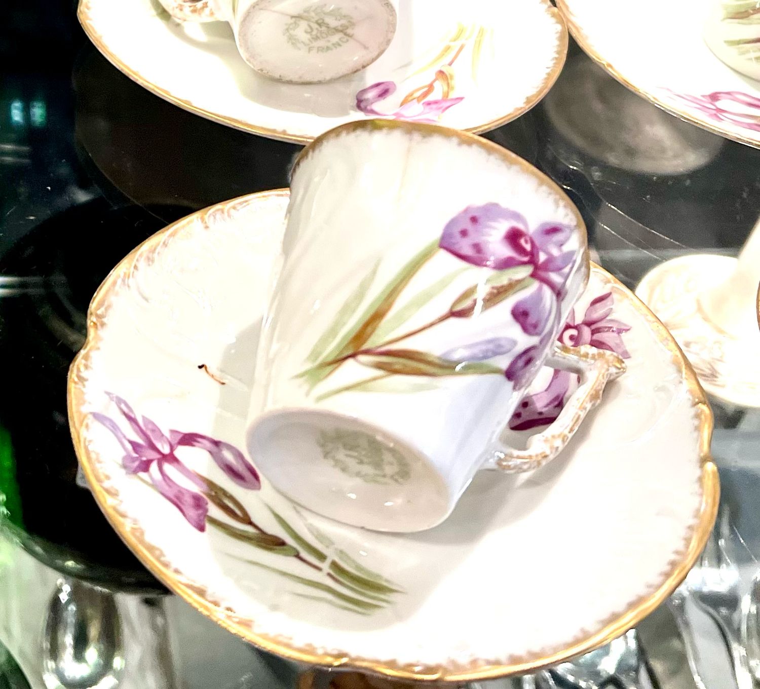 Espresso Tasse Limoges Porzellan Jugendstil Frankreich um 1900 Iris Blüten handgemalt signiert J.R. 