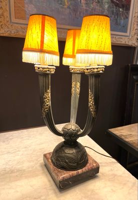Tischlampe Art Deco mit 3 Glühbirnen bronziertes Metall im Stil von Ruhlmann Frankreich um 1920 auf Marmorsockel 