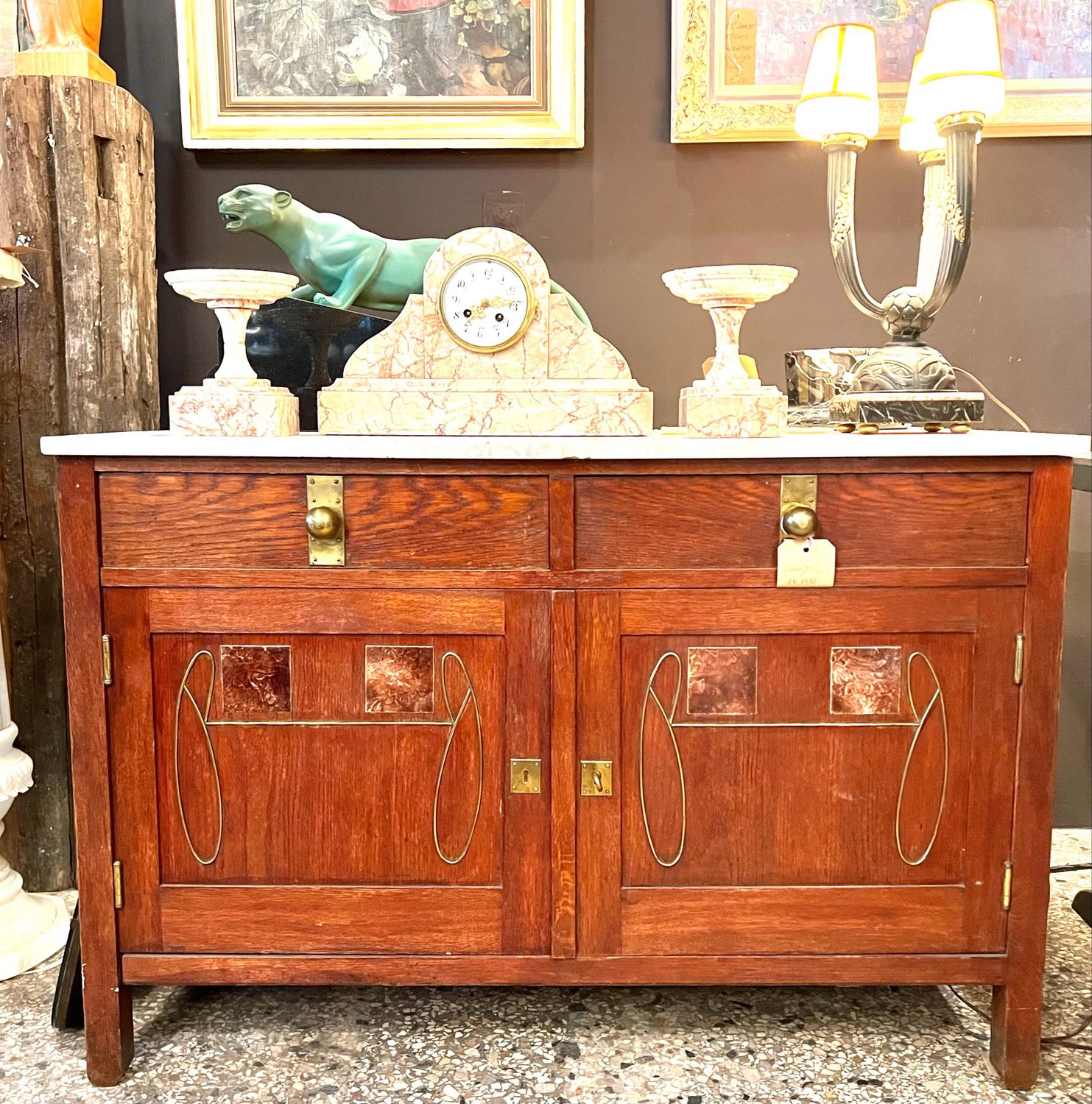 Jugendstil Anrichte aus Eichenholz , Waschtisch mit Marmorplatte , 2 Schubladen, 2 Türen um 1905 , Wiener Sezession , mit Messing Applikationen und Fliesen Dekoration, Spiegel ist vorhanden 