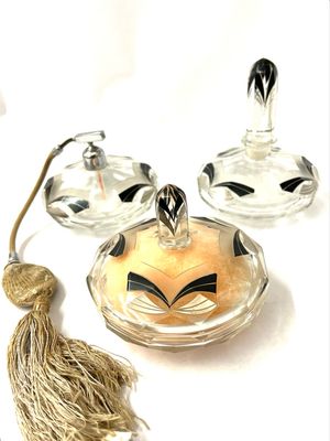 Art Deco three-piece glass set for the vanity table for perfume, eau de toilette and powder with tassel, black enamelled, geometric design, Bohemia around 1920, Karl Palda. In very good condition, the atomizer is original, but has become hard.