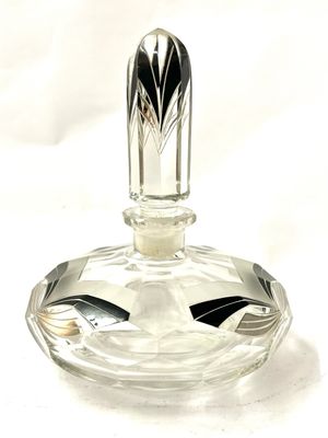Art Deco three-piece glass set for the vanity table for perfume, eau de toilette and powder with tassel, black enamelled, geometric design, Bohemia around 1920, Karl Palda. In very good condition, the atomizer is original, but has become hard.