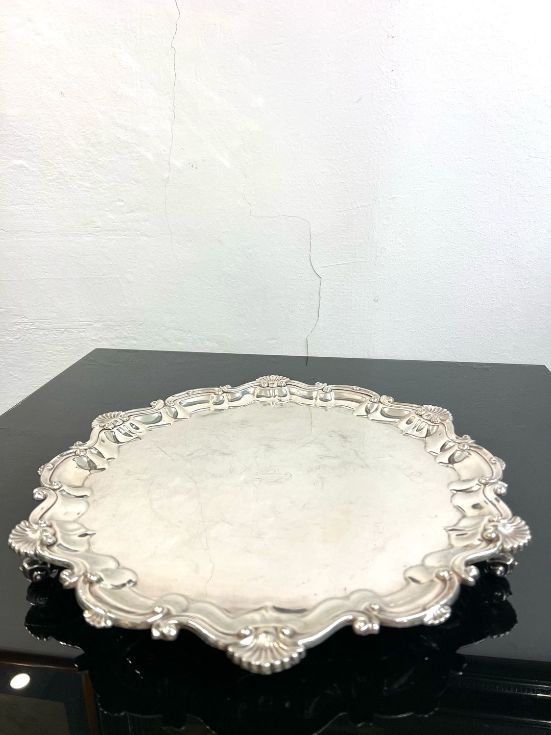 Tablett mit Nautilus Füßen mit Muschel Dekor versilbert um 1900 England mit Wappen 
