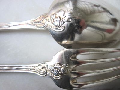 Jugendstil versilbertes Besteck `BOULENGER´ 18 Teile für 6 Personen , silver plated cutlery art nouveau 18 pieces for 6 people Iris floral design