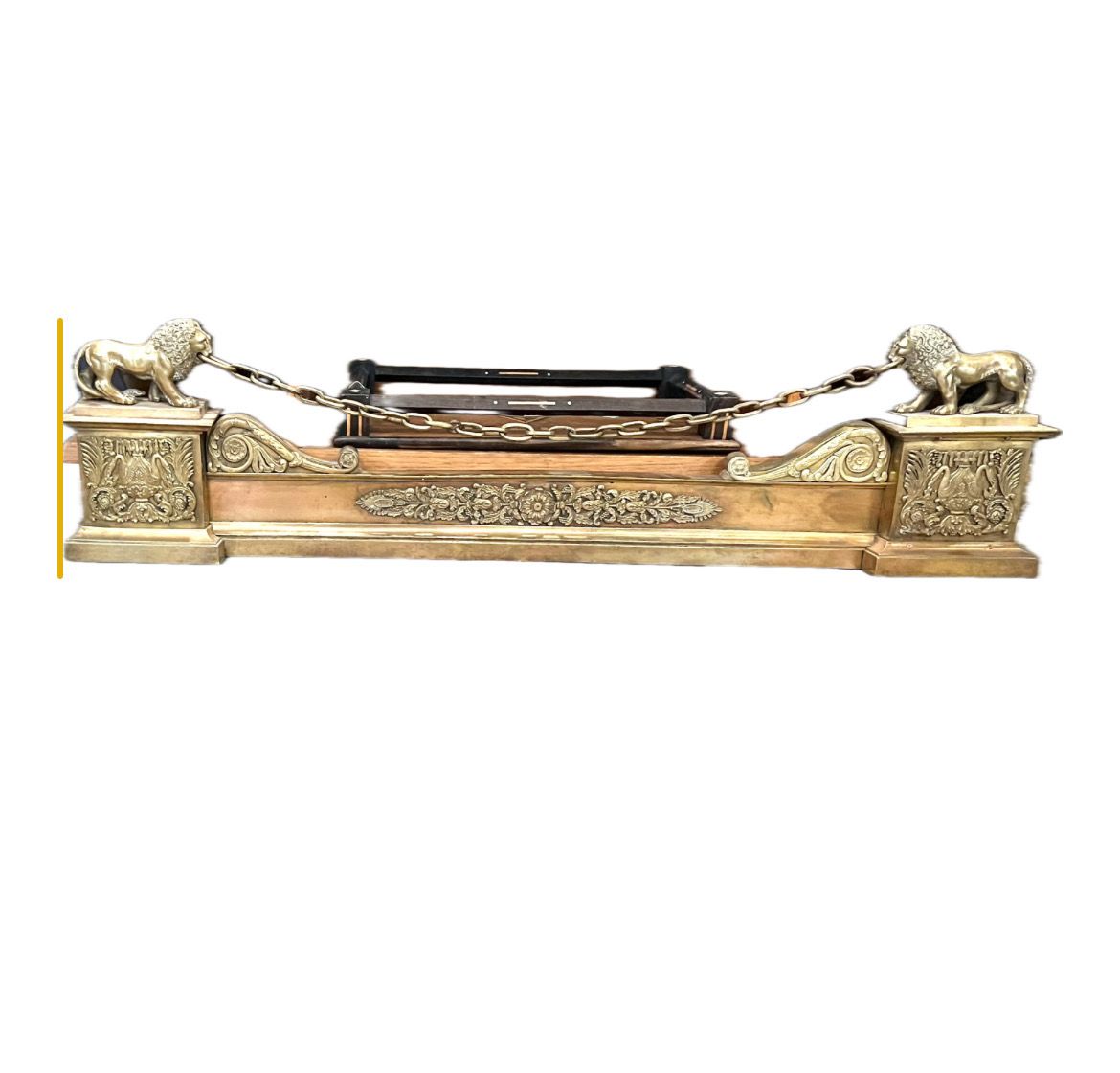 Kaminvorbau Kaminfront Empire um 1800 Bronze vergoldet mit 2 vollplastischen Löwen und typischen Applikationen des beginnenden 19. Jahrhunderts 