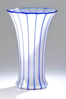 Vase Lötz Witwe Klostermühle 1912 weisses Opalglas mit blauen Streifen 