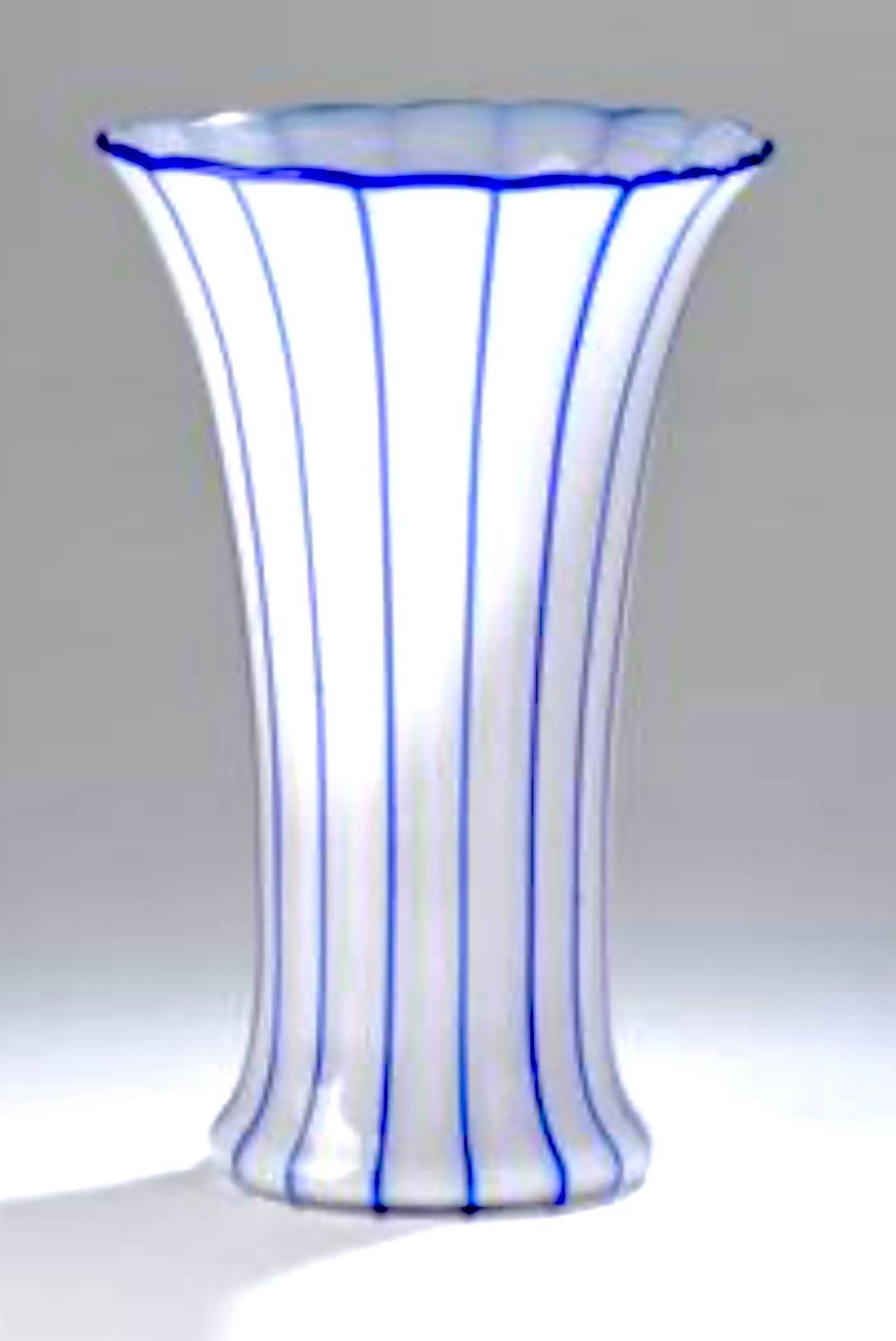 Vase Lötz Witwe Klostermühle 1912 weisses Opalglas mit blauen Streifen 