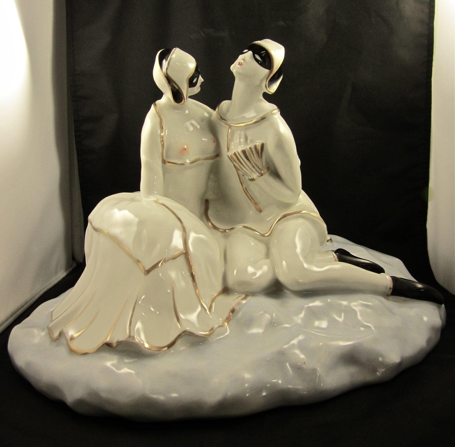 Limoges Jean Boyer Porzellan Gruppe Harlequin und Columbine um 1920 mögliches Nachtlicht, signed French Art Deco porcelain sculpture of a masked romantic couple carnevale, possible night light, lamp