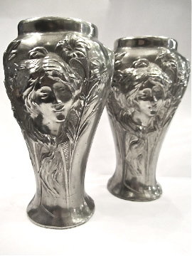 Paar kleine Jugendstil Zinn Vasen, Mädchen Gesichter um 1900 Frankreich, Flammand