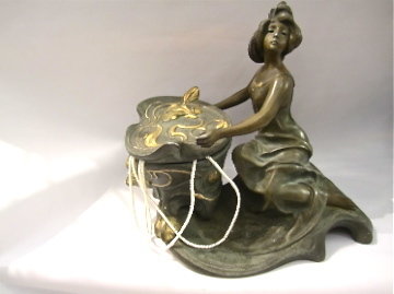 Skulptur mit Deckelgefäß Jugendstil um 1900 Zinn bronziert signiert Clara Pfeffer, signed French sculpture of an art nouveau lady with a jar in bronzed pewter