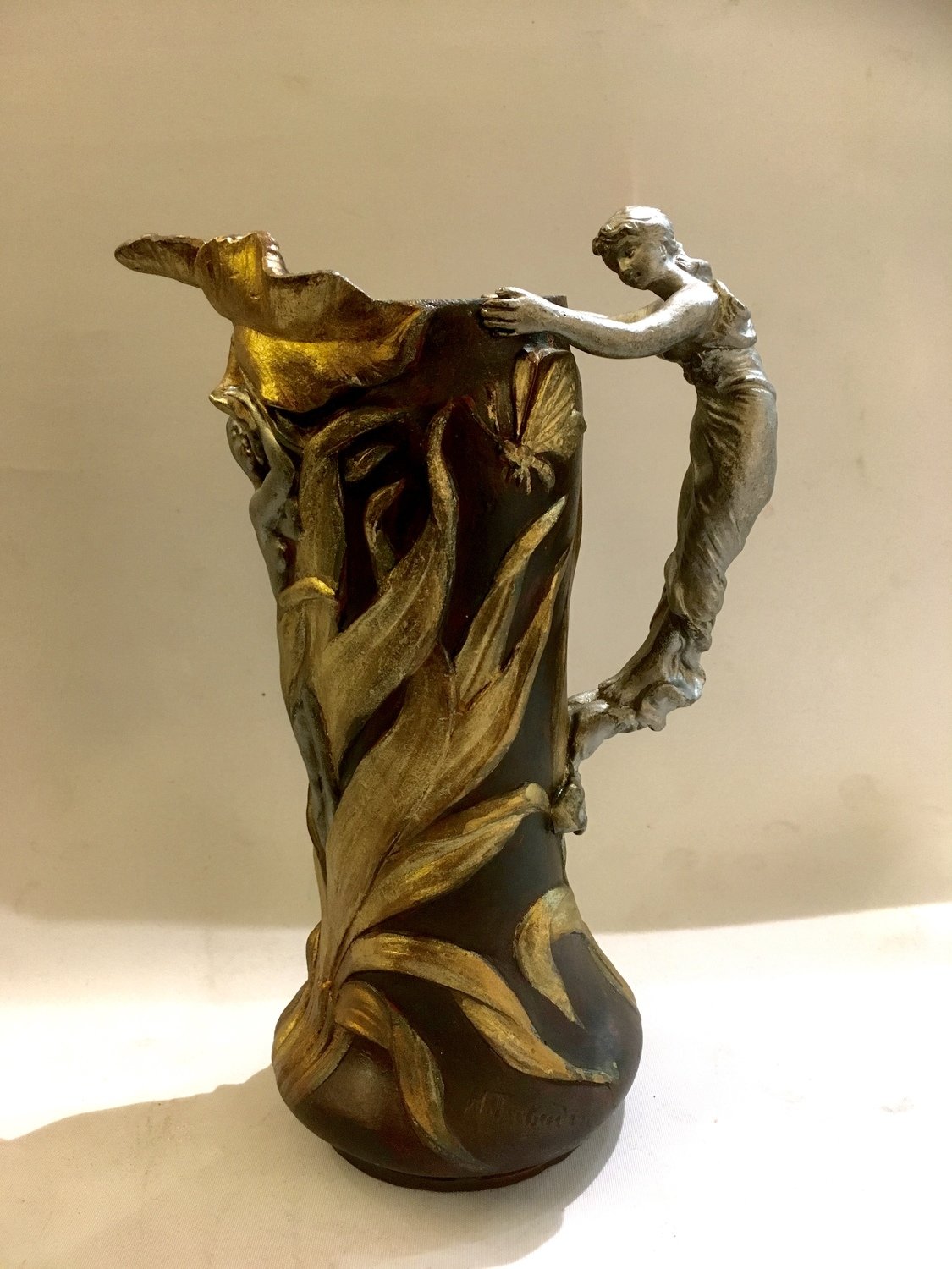 Jugendstil farbig gefasste florale Zinn Vase nackte Frau Frankreich um 1900 signiert H. Tschudin, art nouveau signed french vase with nude handle, artist