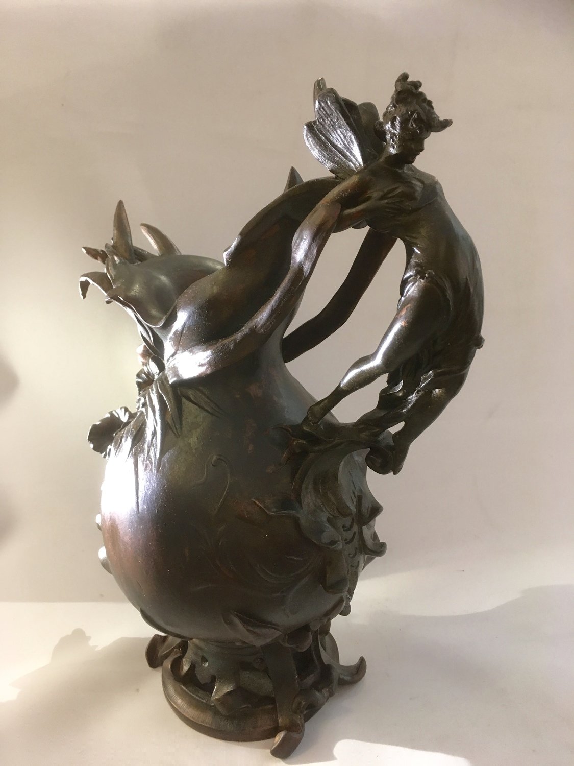 Beeindruckende Jugendstil bronzierte Vase, Krug signiert`Anton Nelson´ Frankreich um 1900 Engel, beautiful art nouveau vase, jug signed by artist, with angel as handle