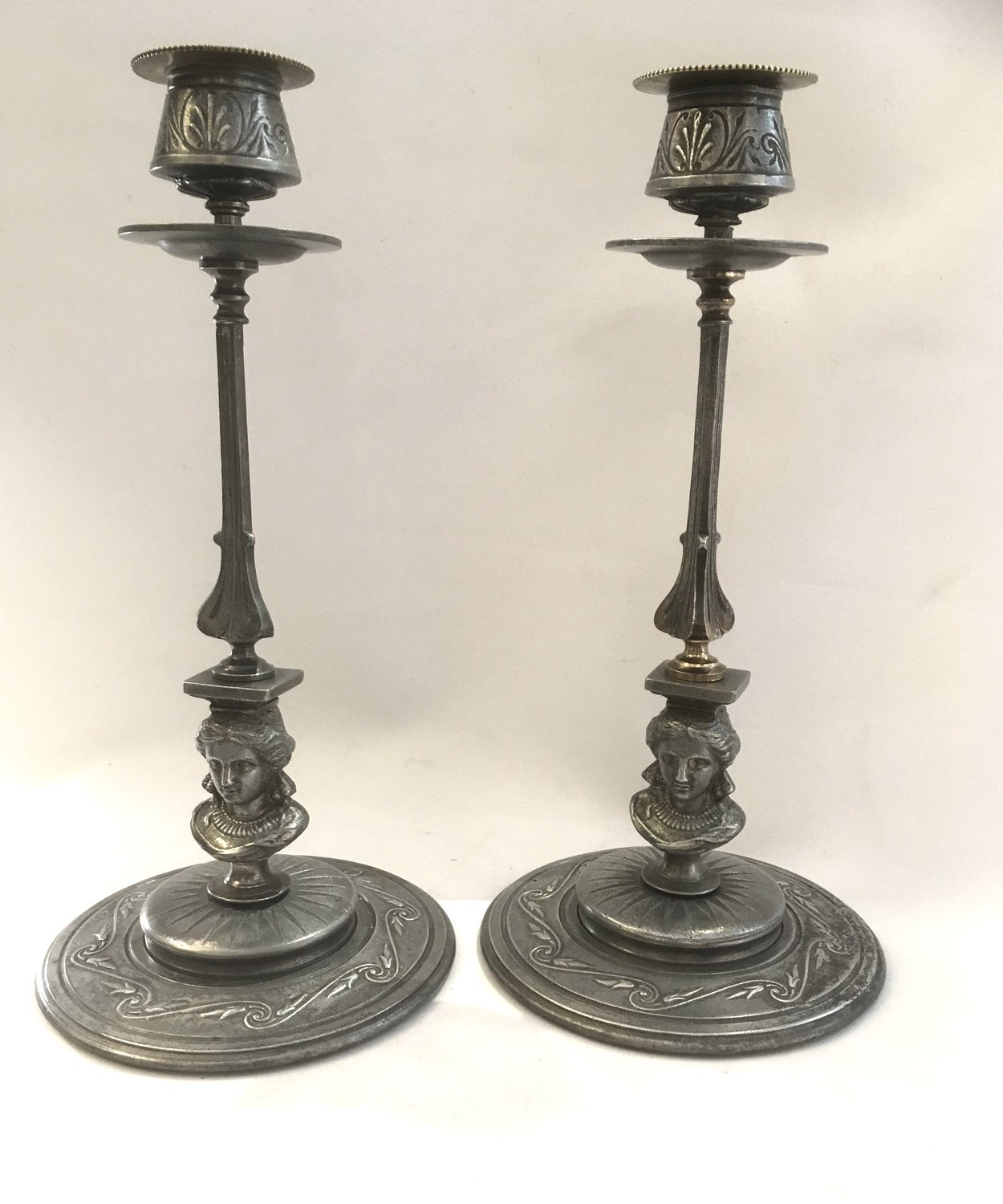 Paar Kerzenleuchter Zinn um 1870 mit Köpfen Leuchter, pair of victorian pewter candlesticks with heads im Stil von Barbedienne