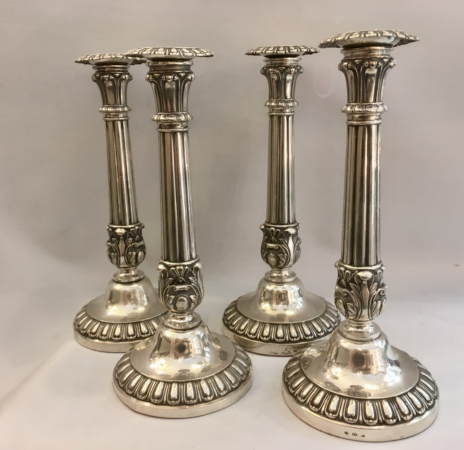 Seltenheit Set 4 gleiche antike Silber Kerzenleuchter 13 Lot Deutschland um 1840 LV signiert, 19. Jahrhundert, Kerzenständer, Biedermeier, rare set of 4 identical silver candelsticks Germany 1840