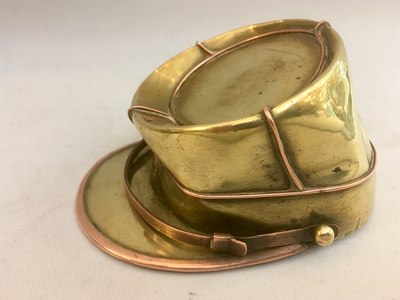 Schnupftabak Messing Kupfer Tabak Dose Kuriosität 19. Jahrhundert Hut Mütze Militär Grenadier Trench Art , curious 19th century brass copper snuff box military hat