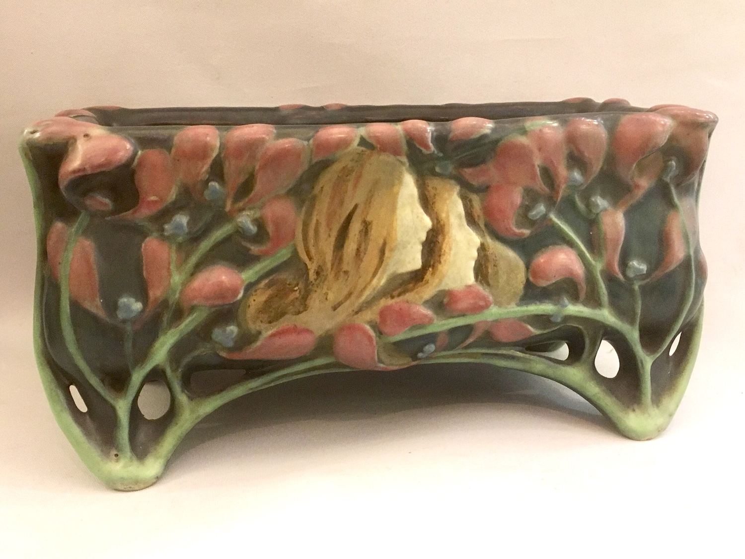 Amphora Österreich Jugendstil Keramik Jardiniere Tisch Dekoration um 1900 Misteln Mistelzweig Frauen Profile , Austrian signed Art Nouveau ceramic flower decoration mistletoe center piece