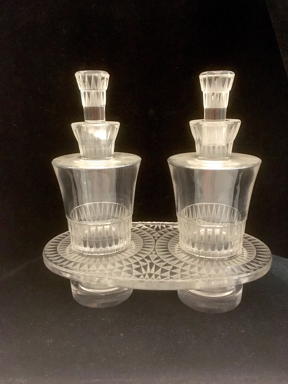 Lalique Menage Essig Öl Karaffen Art Deco Glas geometrisches Design, cruet set signed glass oil vinaigre bottles in stand triangle design egyptian