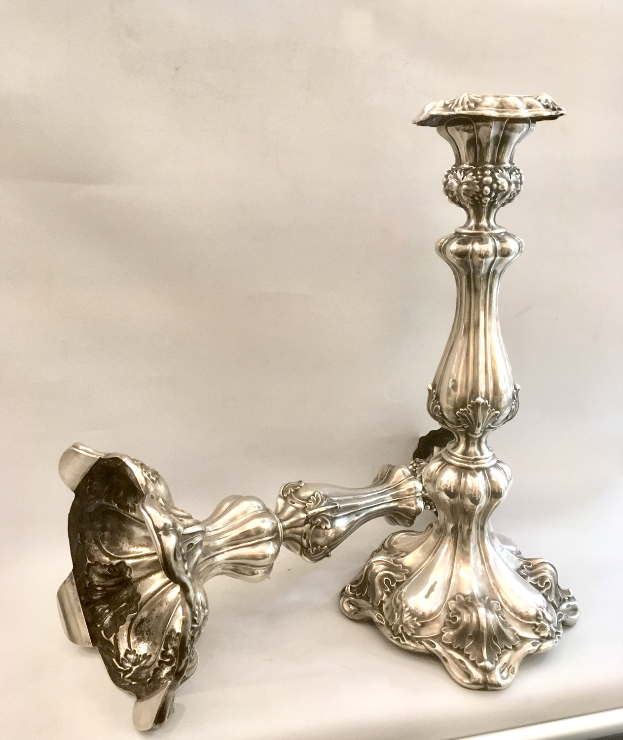 Paar grosse antike massive Silber Kerzenleuchter Schabbat Tafelleuchter 13 Lot Biedermeier um 1840 Deutschland Sabbat , pair of antique solid silver candelsticks Germany mid 19 th century