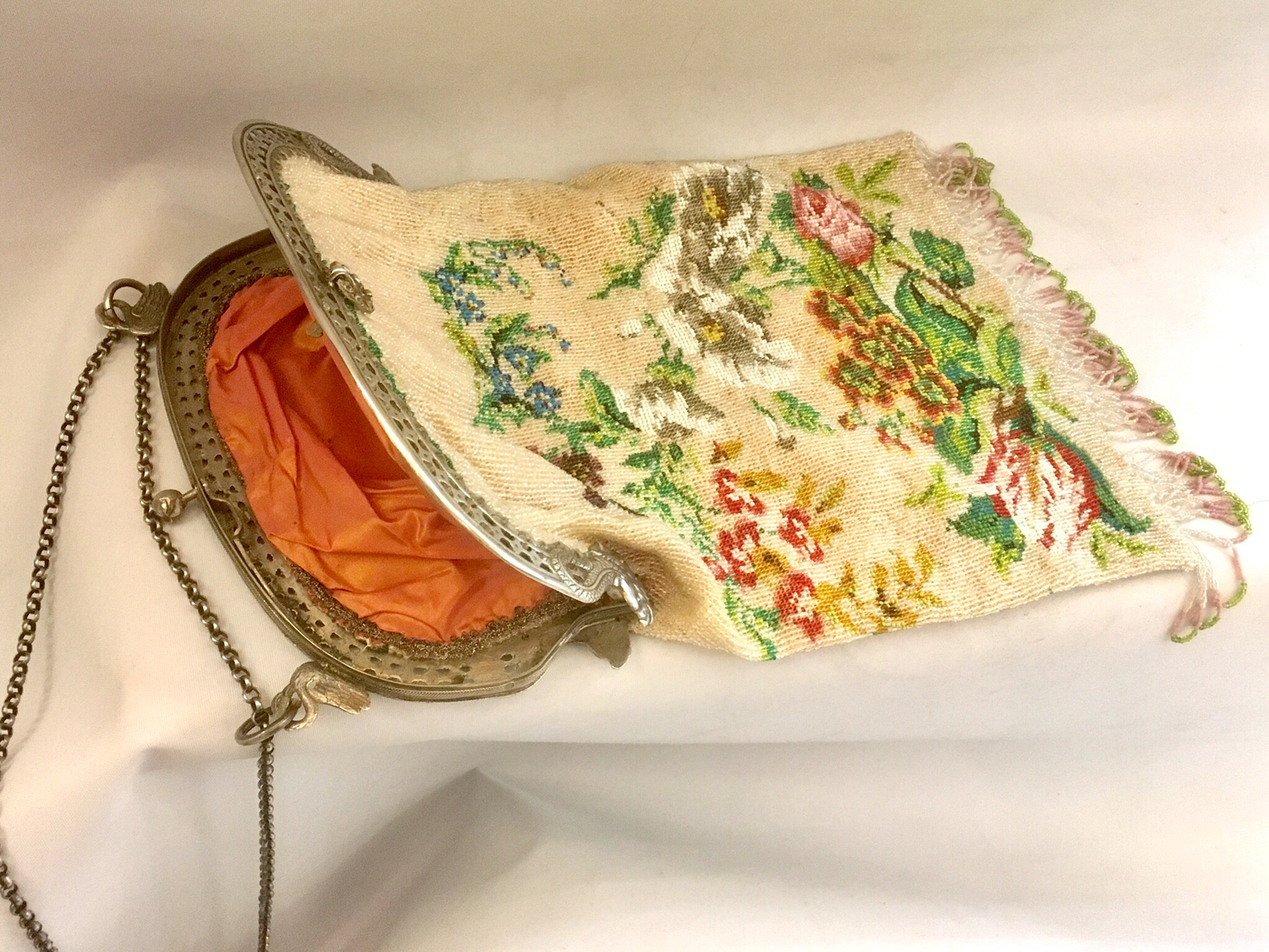 Biedermeier Perlentasche Tasche mit französischem Silber Bügel 1840 lange Kette, Schwan, Delphin See Ungeheuer, beaded bag silver frame swans sea monster dolphin long silver chain