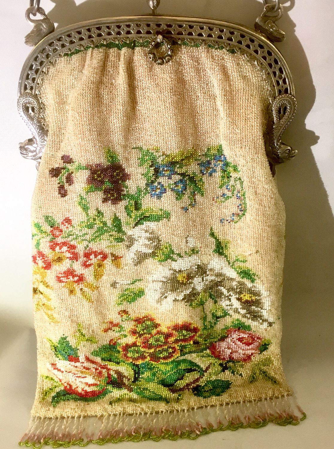 Biedermeier Perlentasche Tasche mit französischem Silber Bügel 1840 lange Kette, Schwan, Delphin See Ungeheuer, beaded bag silver frame swans sea monster dolphin long silver chain