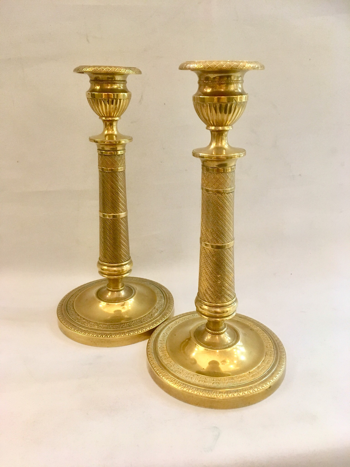 Paar Kerzenleuchter Leuchter Bronze ziseliert vergoldet um 1810 Frankreich Empire, pair of gilded chased candlesticks georgian