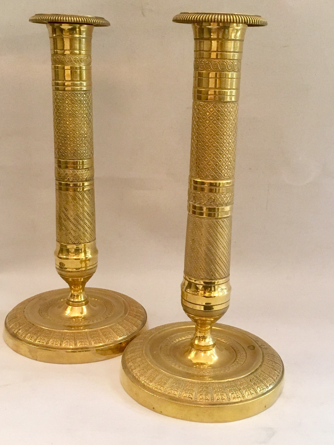 Paar ziselierte Kerzenleuchter Tafelleuchter Leuchter Bronze vergoldet um 1810 Empire , pair of chased gilded georgian candlesticks