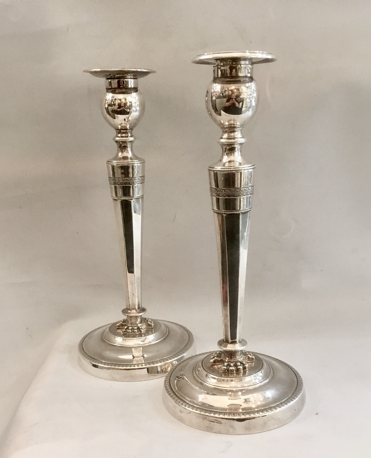 Paar versilberte antike Kerzenleuchter Empire Biedermeier Füße um 1810 , pair of Georgian silver plated candlesticks