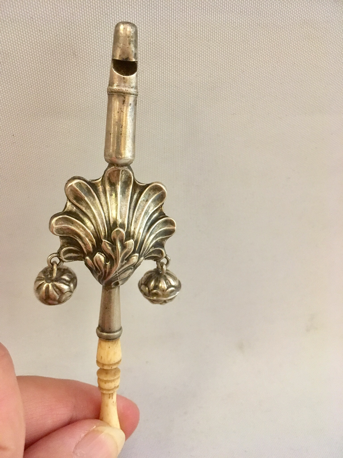 Silber antike Baby Kinder Rassel mit 2 Glocken Glöckchen und Trillerpfeife Knochengriff, um 1840 Frankreich, antique silver baby rattle with bells whistle bone handle