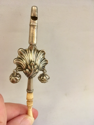 Silber antike Baby Kinder Rassel mit 2 Glocken Glöckchen und Trillerpfeife Knochengriff, um 1840 Frankreich, antique silver baby rattle with bells whistle bone handle