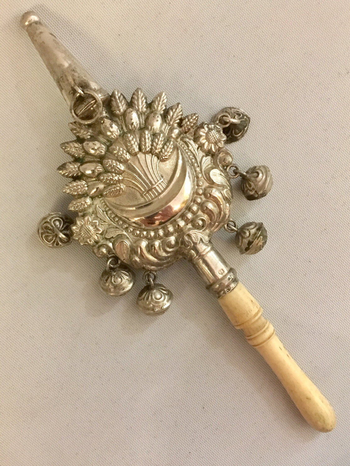 Silber Baby Kinder Rassel mit Pfeife Trillerpfeife Knochen Griff mit 6 Glöckchen um 1840 Frankreich antik, antique baby rattle silver bone handle whistle 6 bells