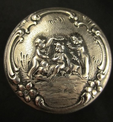 Dose Silber, Pillen oder kleine Aufbewahrungs Dose Gründerzeit um 1880, small victorian silver lided box with 3 children playing