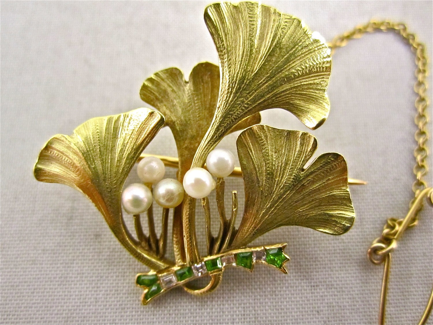 Brosche Gingko Jugendstil 750 Gold Perle,Tafelschliff Diamanten,Dementoide, fine art nouveau gold brooch with square cut ( princess cut , asscher ) diamonds pearls green garnets