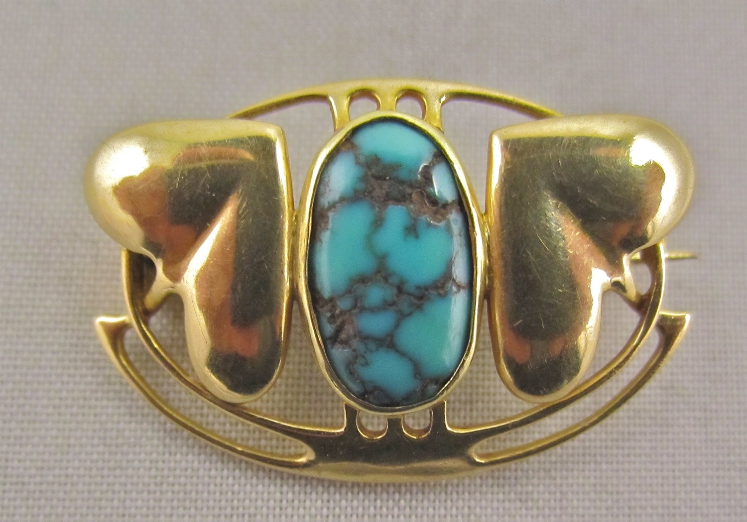 Brosche Jugendstil England Arts &amp; Crafts `Murrle Bennet &amp; Co´ 15 ct Gold (625 Gold) Türkis , Herz, signed English brooch turquois between 2 hearts Arts &amp; Crafts